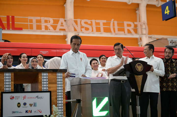 Menurut laporan yang diterimanya, setiap hari 996.000 kendaraan masuk ke Jakarta sehingga menyebabkan kemacetan dan polusi.