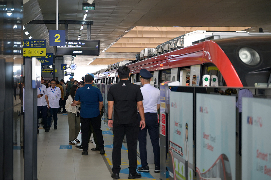 Dalam sambutannya saat peresmian, Presiden menyampaikan harapan agar keberadaan LRT dapat mengurangi kemacetan dan polusi udara.