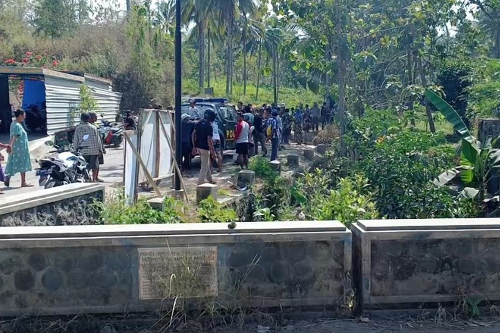 Akibat salah oper transmisi, sebuah truk bermuatan pasir hilang kendali hingga mengalami kecelakaan tunggal terjun ke dalam sungai, di Ponorogo, Jawa Timur, Senin, 28 Agustus 2023. Akibat kejadian tersebut, kondisi kendaraan rusak, sementara sopir harus menjalani perawatan lantaran mengalami luka dibagian kepala.