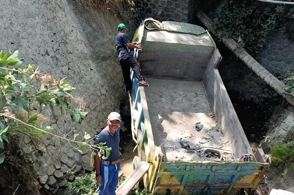 Hingga kini kendaraan belum bisa dievakuasi dan harus menggunakan alat berat. Polisi mengimbau kepada para pengguna jalan agar berhati-hati saat melintas di lokasi.