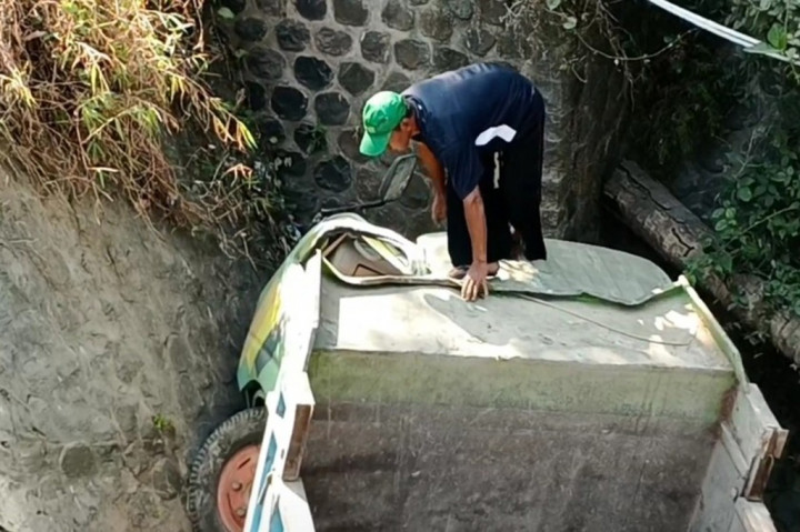 Peristiwa tersebut bermula ketika Eko mengangkut pasir trash hendak dibawa menuju Pulung. Saat tiba dilokasi kejadian posisi jalan menurun, Eko berusaha memindah transmisi ke gigi rendah. Namun diduga karena terjadi kesalahan, truk justru melaju kencang hingga hilang kendali dan akhirnya terjun ke dalam sungai. Eko pun mengalami luka-luka pada bagian kepala.