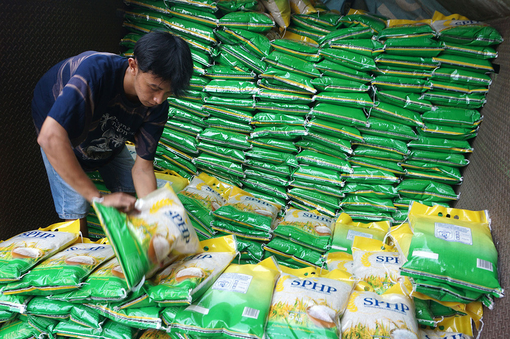 Beras untuk operasi pasar (OP) itu dijual lewat pengecer-pengecer di pasar tradisional dengan harga Rp9.450 per kiliogram (kg) untuk kelas medium.