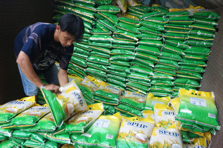 Beras untuk operasi pasar (OP) itu dijual lewat pengecer-pengecer di pasar tradisional dengan harga Rp9.450 per kiliogram (kg) untuk kelas medium.