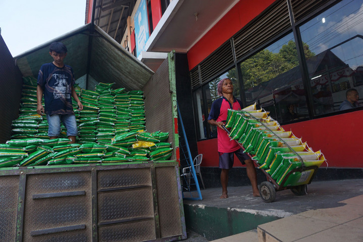 Bulog Banyumas menggelontorklan beras untuk 128 pengecer di pasar-pasar tradisional. Jumlah pasar yang menjadi target sebanyak 25 lokasi. Masing-masing pengecer dijatah 2 ton dalam sepekan mendatang.