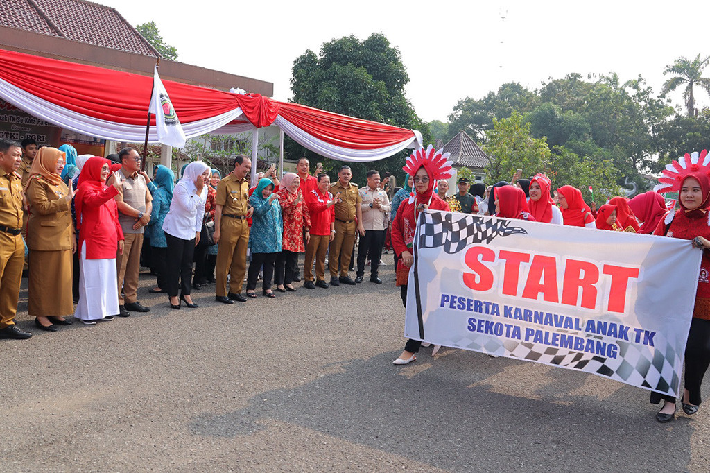 Senyum sumringah tergambar dari ribuan anak Taman Kanak-Kanak yang mengikuti Karnaval Hari Kemerdekaan di kawasan Kambang Iwak Palembang, Senin, 28 Agustus 2023. Mereka mengenakan beragam busana, mulai dari pakaian adat daerah, seragam Polisi, seragam Pilot, hingga baju olahraga.