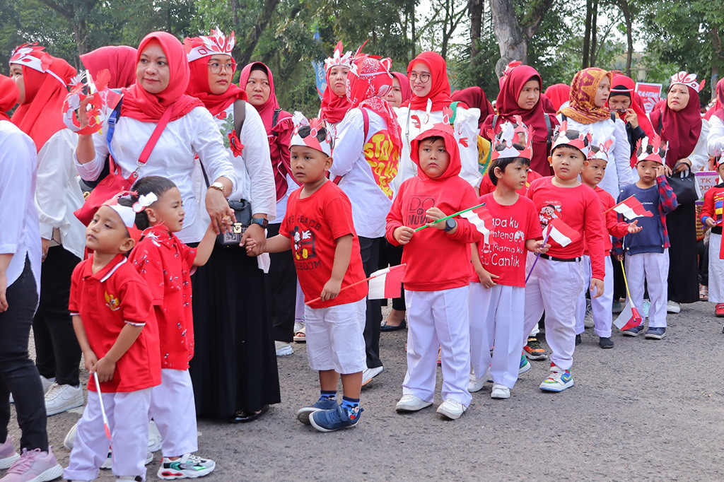 Usai dilepas oleh Walikota Palembang Harnojoyo, ribuan pelajar TK ini pun mulai berjalan beriringan memutari kawasan Kambang Iwak Palembang tersebut.