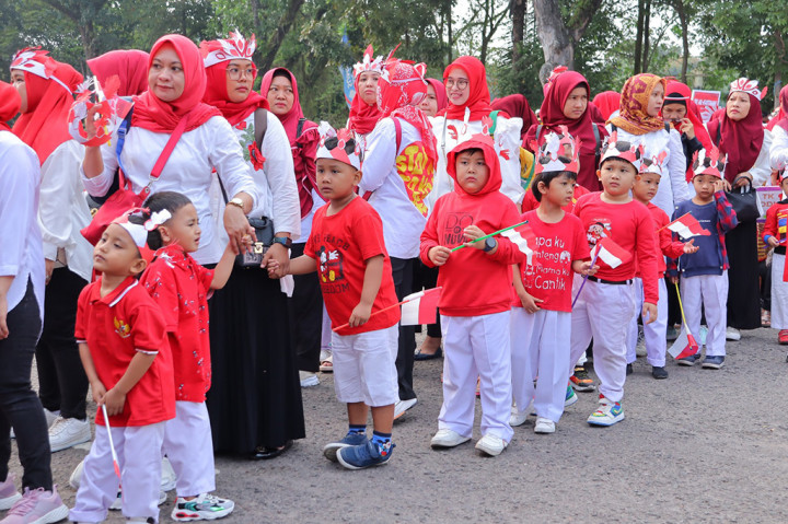 Usai dilepas oleh Walikota Palembang Harnojoyo, ribuan pelajar TK ini pun mulai berjalan beriringan memutari kawasan Kambang Iwak Palembang tersebut.