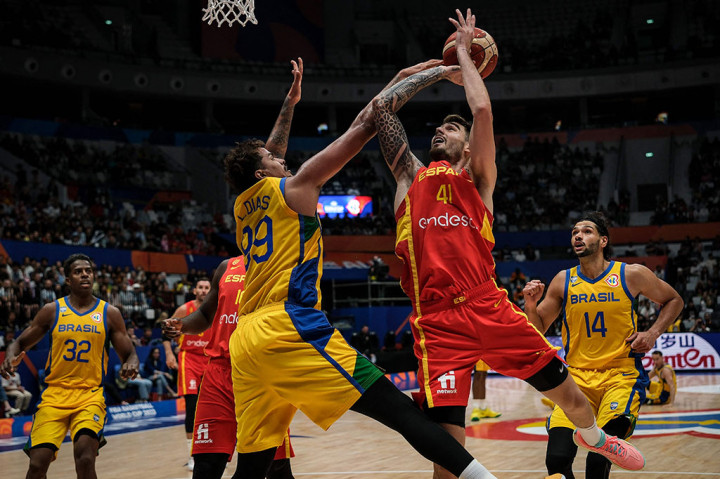 Brasil membuat Spanyol kerepotan sejak awal pertandingan. Tim asuhan Gustavo De Conti tersebut menempel ketat poin Spanyol sejak kuarter pertama. Pada babak pertama yang berakhir 50-42 untuk keunggulan Spanyol.