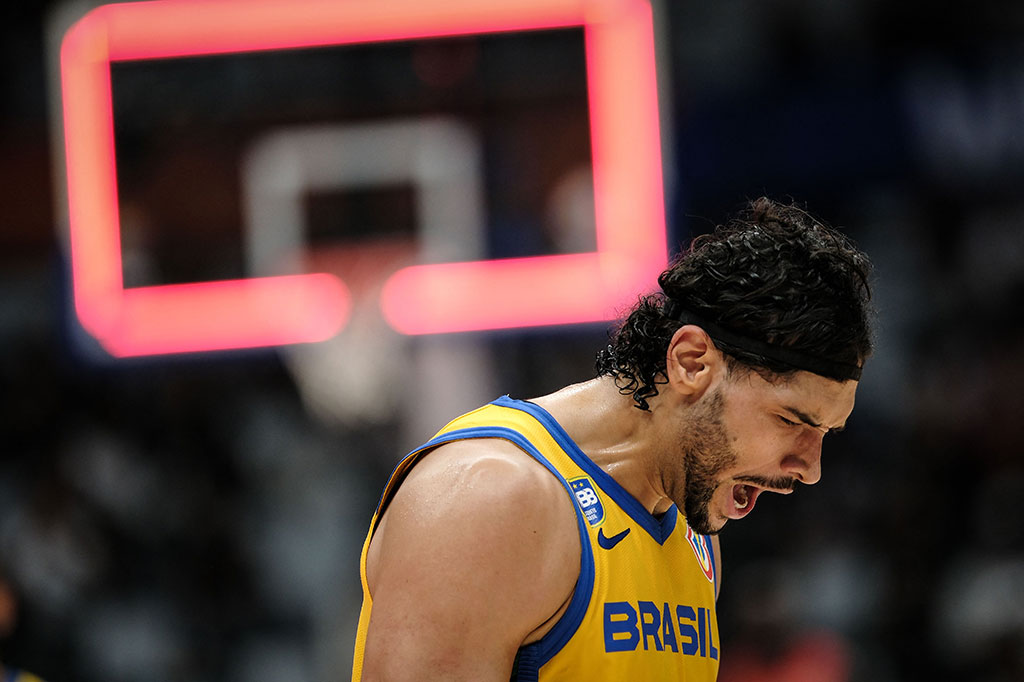 Selepas turun minum, pertandingan masih berlangsung ketat. Leonardo Meindl mendapatkan tepuk meriah dari penonton Indonesia Arena karena mencetak tiga poin saat waktu pertandingan sudah berakhir atau buzzer beater.