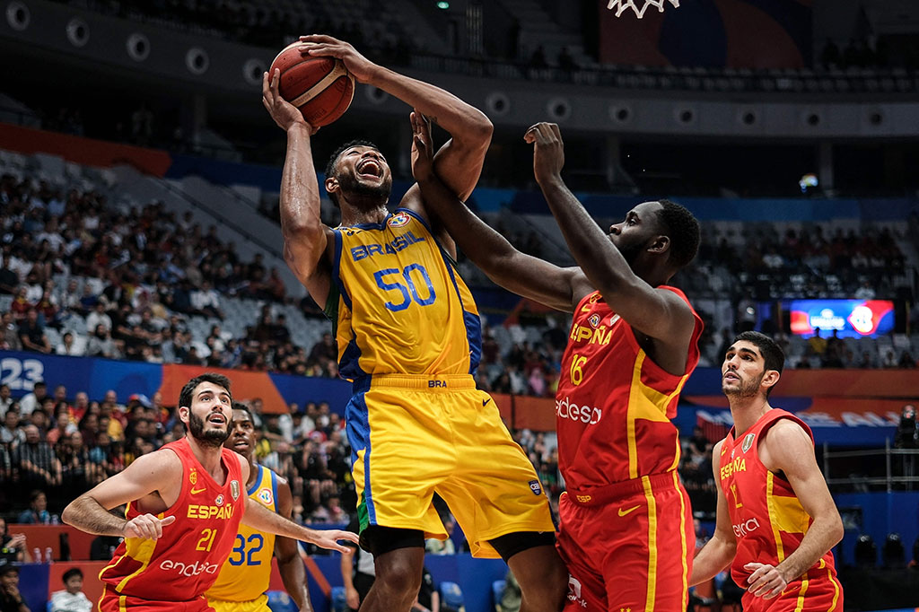 Sementara dari Brasil Bruno Caboclo mencetak 15 poin serta 11 rebound, dan Yago Santos 14 poin. 