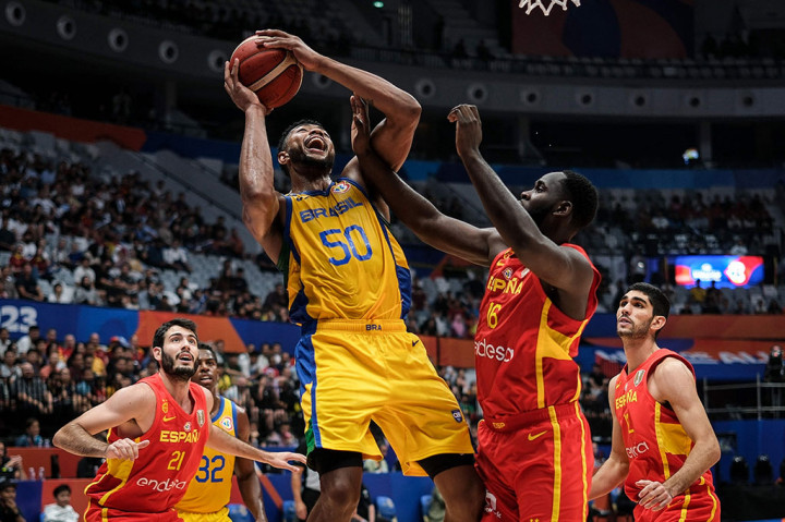 Sementara dari Brasil Bruno Caboclo mencetak 15 poin serta 11 rebound, dan Yago Santos 14 poin. 