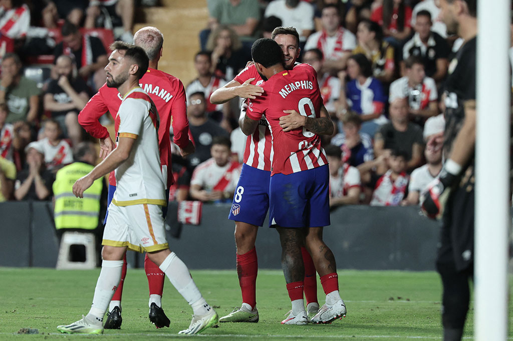 Penyerang asal Belanda Memphis Depay lantas menggandakan keunggulan Atletico lewat golnya pada menit ke-16.
