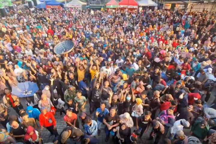 Ribuan warga yang datang dari wilayah Sleman dan sekitarnya mendatangi Pondok Wonolelo, Wedomartani, Ngemplak, Sleman, Yogyakarta. Mereka rela berdesak-desakan untuk mendapatkan apem yang disebarkan di pelataran makam Ki Ageng Wonolelo.