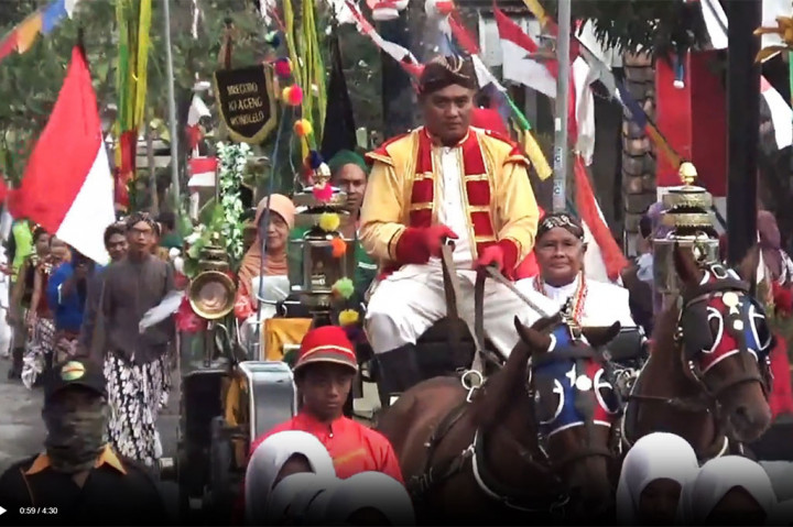 Diawali dari kirab pusaka dan gunungan apem yang dikawal para ulama dan bergodo, ribuan warga menanti di halaman Pondok Wonolelo yang tidak jauh dari kompleks makam Ki Ageng Wonolelo. Ki Ageng Wonolelo dikenal sebagai seorang ulama yang menyebarkan agama Islam di kawasan lereng Gunung Merapi.