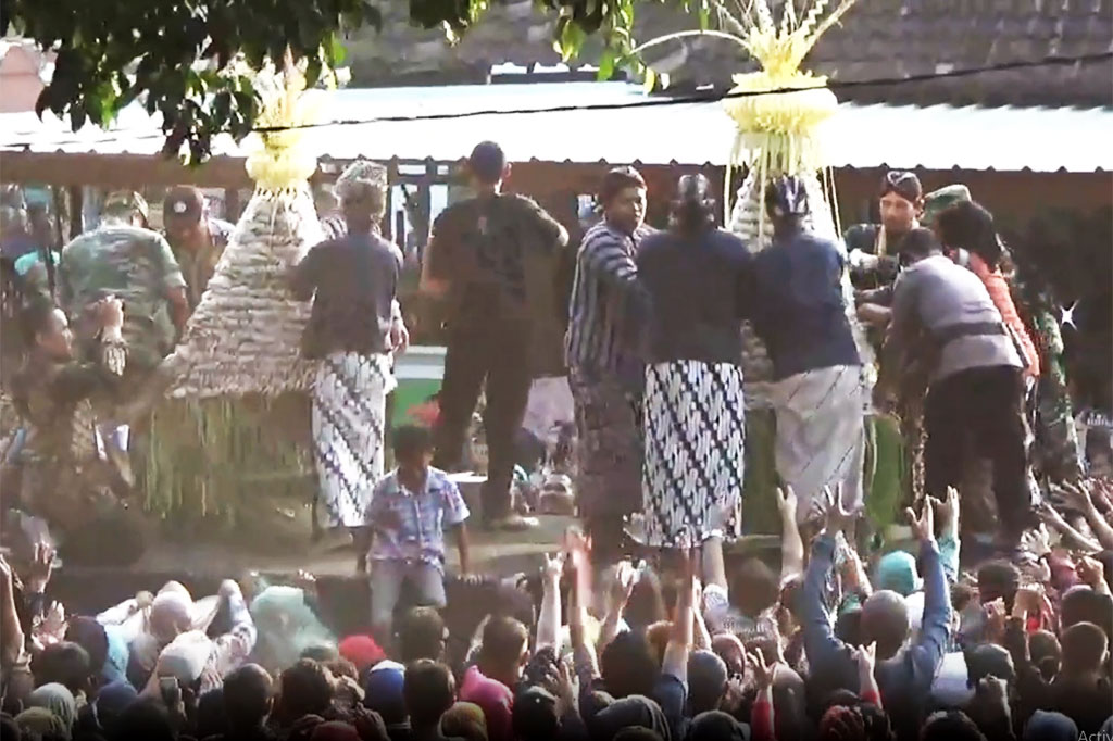 Ribuan apem yang beratnya mencapai sekitar 1,5 ton yang sebelumnya dikirab, kemudian dibawa ke atas menara setinggi 5 meter. 