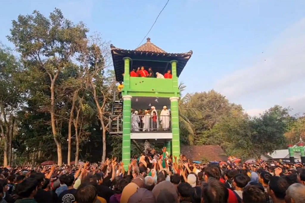 Dari tempat itulah, ulama setempat dibantu para alim yang mengenakan jubah berwarna putih dan tokoh masyarakat menyebarkan apem ke arah warga yang sudah lama menunggu.