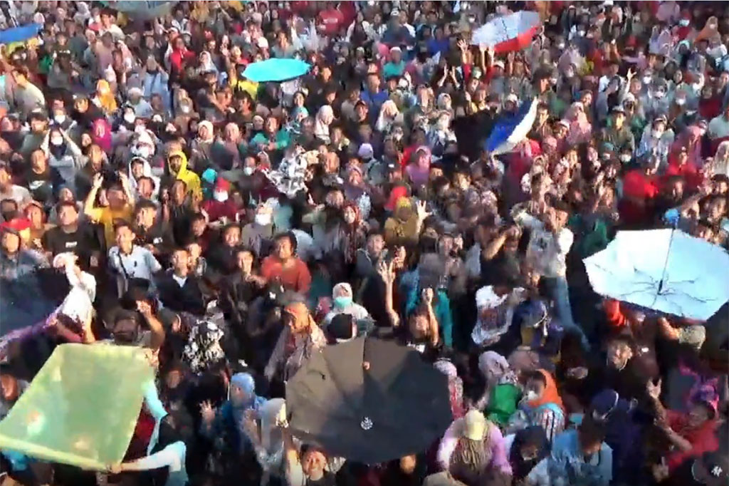 Warga pun dengan berbagai cara berusaha mendapatkan apem yang disebarkan dari atas panggung.