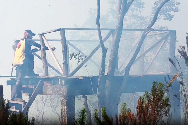 Petugas bersama relawan masyarakat peduli api terus berusaha memadamkan api dengan cara manual karena sulitnya akses lokasi.