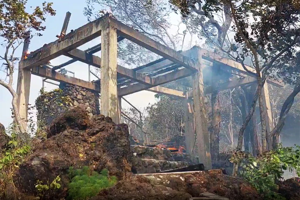 Dua gazebo hangus terbakar akibat dilalap api yang merampat dari area hutan ke tempat kawasan wisata.