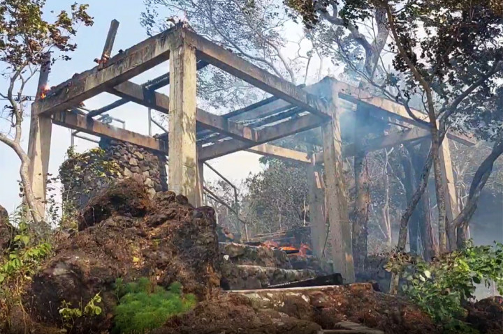 Dua gazebo hangus terbakar akibat dilalap api yang merampat dari area hutan ke tempat kawasan wisata.