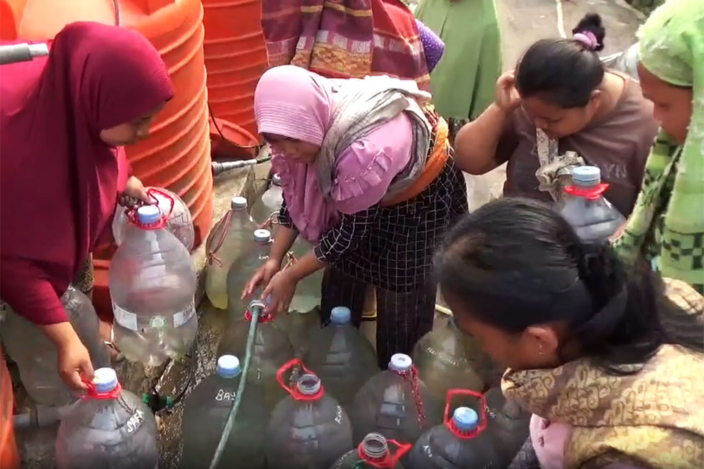 Tak hanya membawa satu jeriken atau galon, warga juga tampak membawa banyak alat penampungan air bersih karena merasa terbantu adanya bantuan yang disalurkan ke wilayah mereka yang menjadi langganan krisis air bersih saat musim kemarau tiba.