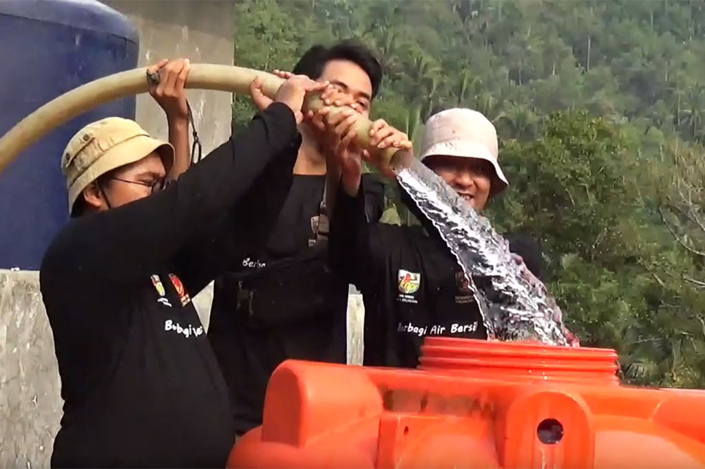 Terdapat 10 unit truk tangki yang disebar ke beberapa wilayah perkampungan yang dilakukan secara bertahap. Pengiriman air sempat terhambat lantaran medan yang dialui kendaraan memiliki jalur menanjak yang curam dan berbahaya.