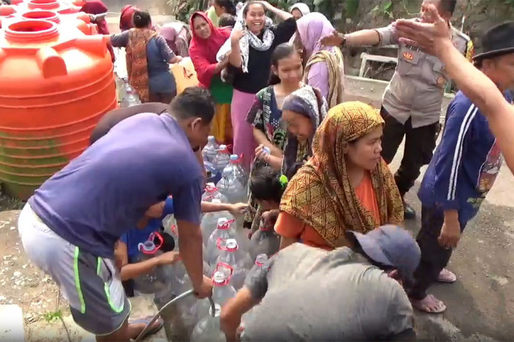 Menurut pengakuan masyarakat setempat, wilayah ini jarang mendapatkan perhatian pemerintah daerah sehingga harus mencari air hingga ke dalam hutan atau turun ke bawah bukti untuk membeli air.
