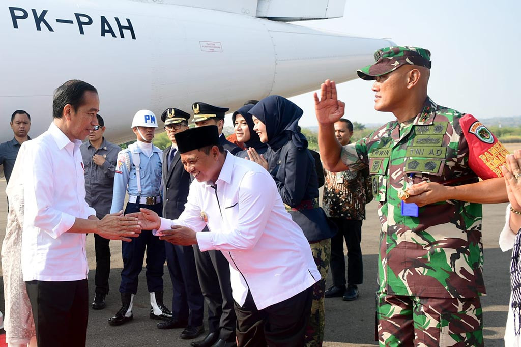 presiden Joko Widodo dan Ibu Iriana Joko Widodo melakukan kunjungan kerja ke Kota Pekalongan, Provinsi Jawa Tengah, pada Selasa, 29 Agustus 2023. Dengan menggunakan pesawat khusus ATR 72-500, Presiden Jokowi dan rombongan lepas landas dari Pangkalan TNI AU Halim Perdanakusuma, Jakarta menuju Bandara Cakrabhuwana di Kota Cirebon, Provinsi Jawa Barat.