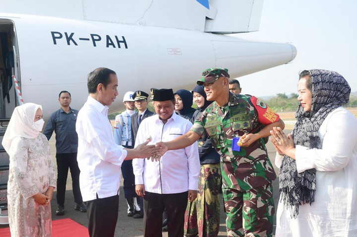Tampak menyambut ketibaan Presiden Jokowi dan Ibu Iriana di Bandara Cakrabhuwana yakni Wakil Gubernur Jawa Barat Uu Ruzhanul Ulum, Pangdam III/Siliwangi Mayjen TNI Erwin Djatniko beserta istri, Kapolda Jawa Barat Irjen Pol. Akhmad Wiyagus beserta istri, Wakil Wali Kota Cirebon Eti Herawati, dan Danlanud Sugiri Sukarni Letkol Pnb. Supardo Butarbutar beserta istri.
