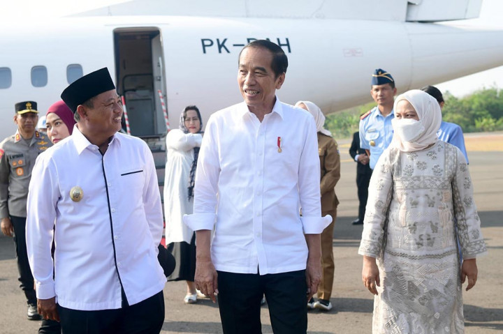 Pada siang harinya, Presiden Jokowi akan menuju Pasar Grogolan, Kota Pekalongan untuk melakukan peninjauan sekaligus menyerahkan sejumlah bantuan sosial bagi para pedagang pasar dan pedagang kaki lima. Presiden Jokowi direncanakan untuk bermalam di Kota Semarang dan melanjutkan kunjungan kerja esok hari.
