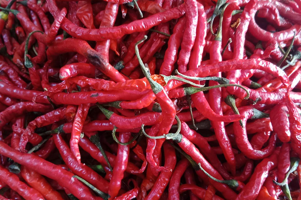 Lalu harga cabai hijau dari sebelumnya Rp 20.000/kg, sekarang naik menjadi Rp30.000 - Rp32.000/kg. Kemudian harga tomat dari Rp6.000 - Rp7.000/kg, sekarang naik menjadi Rp10.000 -  Rp12.000/kg.