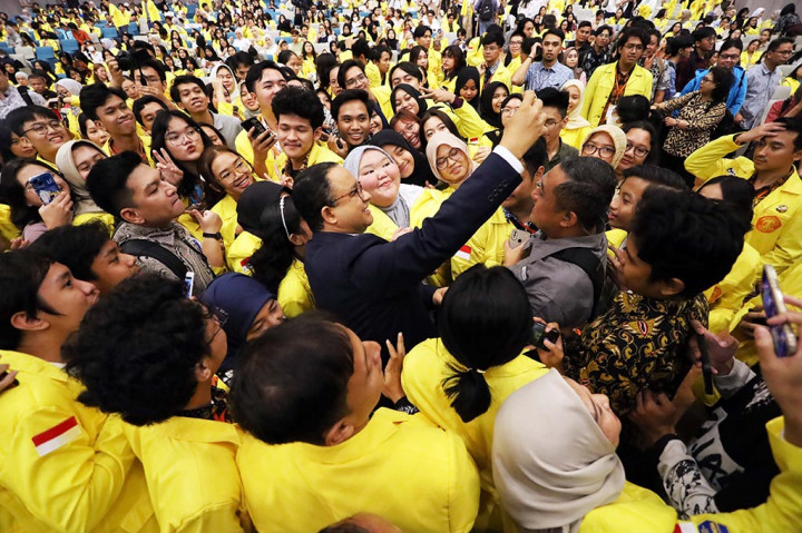 Anies Baswedan mengemukakan hal itu ketika menanggapi pertanyaan dari mahasiswa UI yang menanyakan bagaimana dukungan parlemen yang lemah dan akan menyulitkan dalam mengambil kebijakan bagi seorang pemimpin.