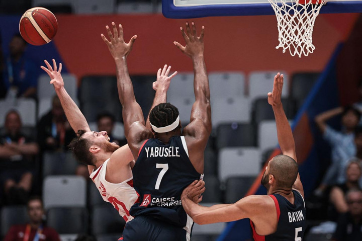 Seperti halnya kuarter awal, setelah unggul cukup jauh, permainan Lebanon menurun. Hal ini mampu dimanfaatkan tim asuhan Vincent Collet dimana tembakan dua angka dari Evan Fournier, Nicolas Batum, dan Yakuba Ouattara mendekatkan skor menjadi 35-31.