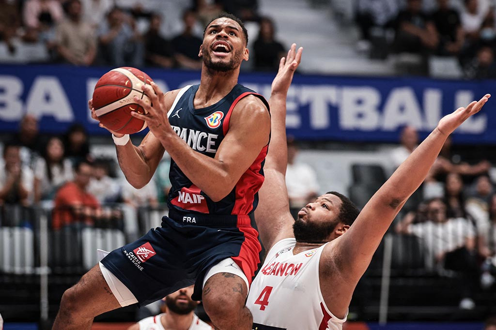 Permainan sengit masih terjadi pada kuarter terakhir. Prancis yang menyandang tim unggulan cukup kesulitan untuk menjauh. Kedua tim saling berbalas poin hingga kemudian pada laga yang menyisakan lima menit, melalui dunk Isaia Cordinier, Les Bleus unggul jauh untuk pertama kalinya dengan selisih sembilan angka dengan skor 74-65.