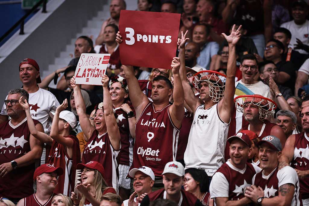 Pada kuarter pertama, Latvia telah menyarangkan lima bola dari tembakan tripoin. Sebanyak 15 dari 23 poin yang dikumpulkan Latvia pada kuarter pertama merupakan tembakan tiga angka. Latvia memimpin 10 poin di kuarter pembuka dengan 13-23.