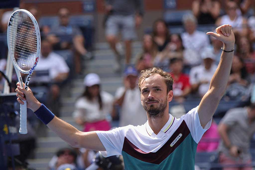 Unggulan ketiga Daniil Medvedev melakukan selebrasi usai melaju mulus ke putaran kedua US Open, Rabu, 30 Agustus 2023 WIB.