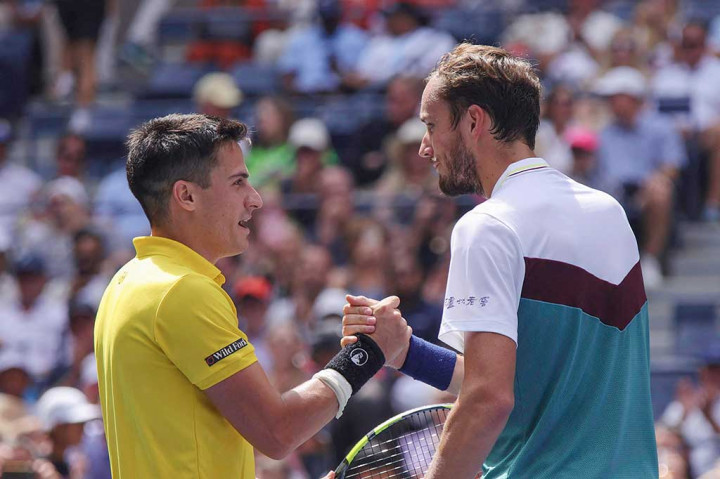 Medvedev melaju berkat kemenangan tiga set langsung 6-1, 6-1, 6-0 atas Attila Balazs di Stadion Arthur Ashe..
