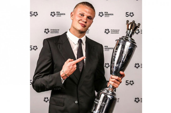 Penyerang Manchester City Erling Haaland meraih penghargaan Professional Footballers Association (PFA) Player of the Year musim 2022/2023.