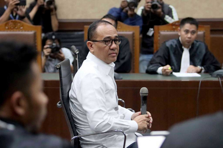  Jaksa Penuntut Umum (JPU) Komisi Pemberantasan Korupsi (KPK) mendakwa mantan pejabat Direktorat Jenderal Pajak (DJP) Kementerian Keuangan (Kemenkeu) Rafael Alun Trisambodo menerima gratifikasi senilai Rp 16,6 miliar.