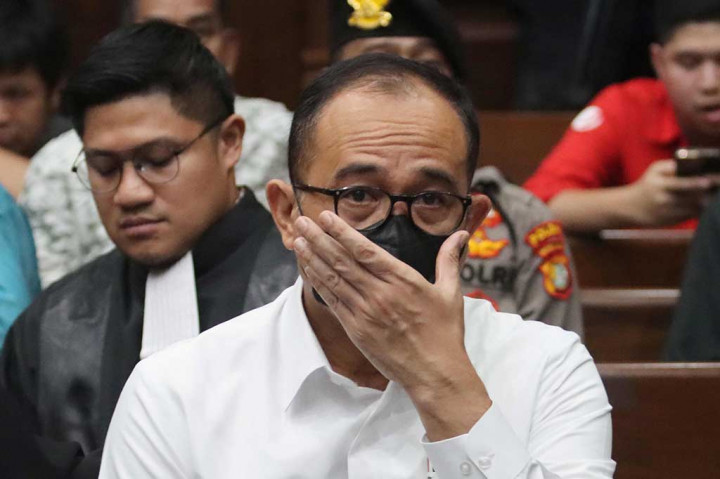 Dalam dakwaannya, JPU menilai perbuatan terdakwa harus dianggap suap karena berhubungan berlawanan dengan kewajiban atau tugasnya sebagai pegawai negeri pada Direktorat Pemeriksaan dan Penagihan DJP Kemenkeu. Seluruh penerimaan gratifikasi itu juga tidak dilaporkan ke KPK dalam batas waktu 30 hari, sehingga pemberian itu harus diproses hukum.