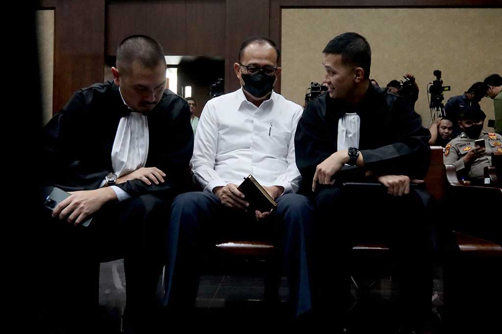 Dalam kasus dugaan penerimaan gratifikasi tersebut, Rafael disangka melanggar Pasal 12 B jo Pasal 18 Undang-Undang (UU) Nomor 31 Tahun 1999 tentang Pemberantasan Tindak Pidana Korupsi, sebagaimana telah diubah dengan UU Nomor 20 Tahun 2001 tentang Perubahan Atas UU Nomor 31 Tahun 1999 tentang Pemberantasan Tindak Pidana Korupsi jo Pasal 55 ayat (1) Ke-1 KUHP jo Pasal 64 ayat (1) KUHP.