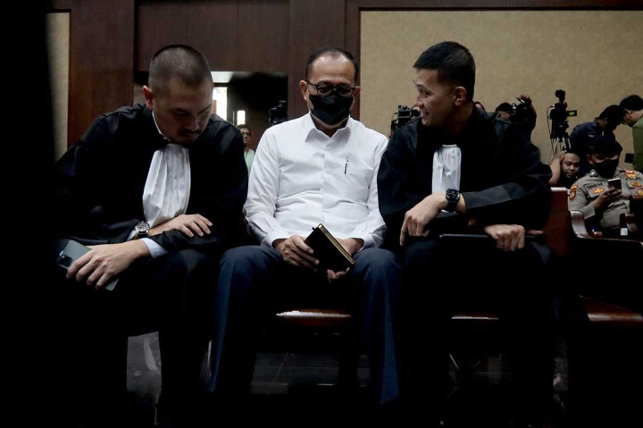 Dalam kasus dugaan penerimaan gratifikasi tersebut, Rafael disangka melanggar Pasal 12 B jo Pasal 18 Undang-Undang (UU) Nomor 31 Tahun 1999 tentang Pemberantasan Tindak Pidana Korupsi, sebagaimana telah diubah dengan UU Nomor 20 Tahun 2001 tentang Perubahan Atas UU Nomor 31 Tahun 1999 tentang Pemberantasan Tindak Pidana Korupsi jo Pasal 55 ayat (1) Ke-1 KUHP jo Pasal 64 ayat (1) KUHP.