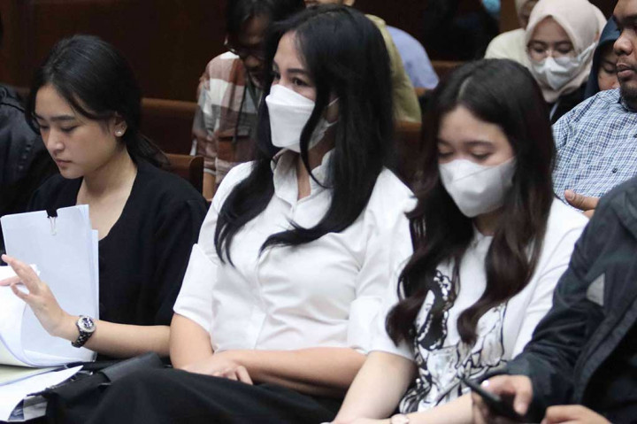 Istri mantan pejabat Ditjen Pajak Kementerian Keuangan Rafael Alun Trisambodo, Ernie Meike Torondek (kedua kiri) hadir di persidangan di Pengadilan Tipikor Jakarta.