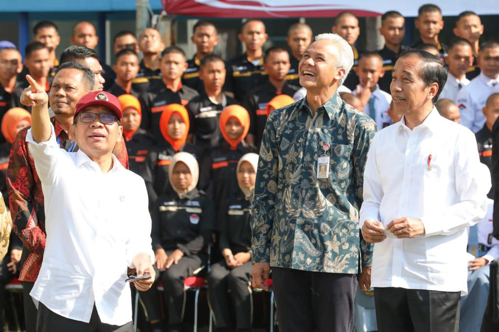 Presiden Joko Widodo mengapresiasi inisiatif Gubernur Ganjar Pranowo mendirikan SMK Negeri Jawa Tengah. Jokowi mengatakan, keberadaan sekolah ini bisa membantu menyelesaikan permasalahan kemiskinan di Jateng.