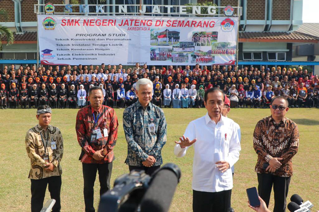 Hal itu disampaikan Jokowi usai mengunjungi SMK N Jateng di Semarang, Rabu, 30 Agustus 2023. Menurut Presiden RI ke-7, sekolah ini merupakan inisiatif yang bagus dari Pemprov Jawa Tengah.