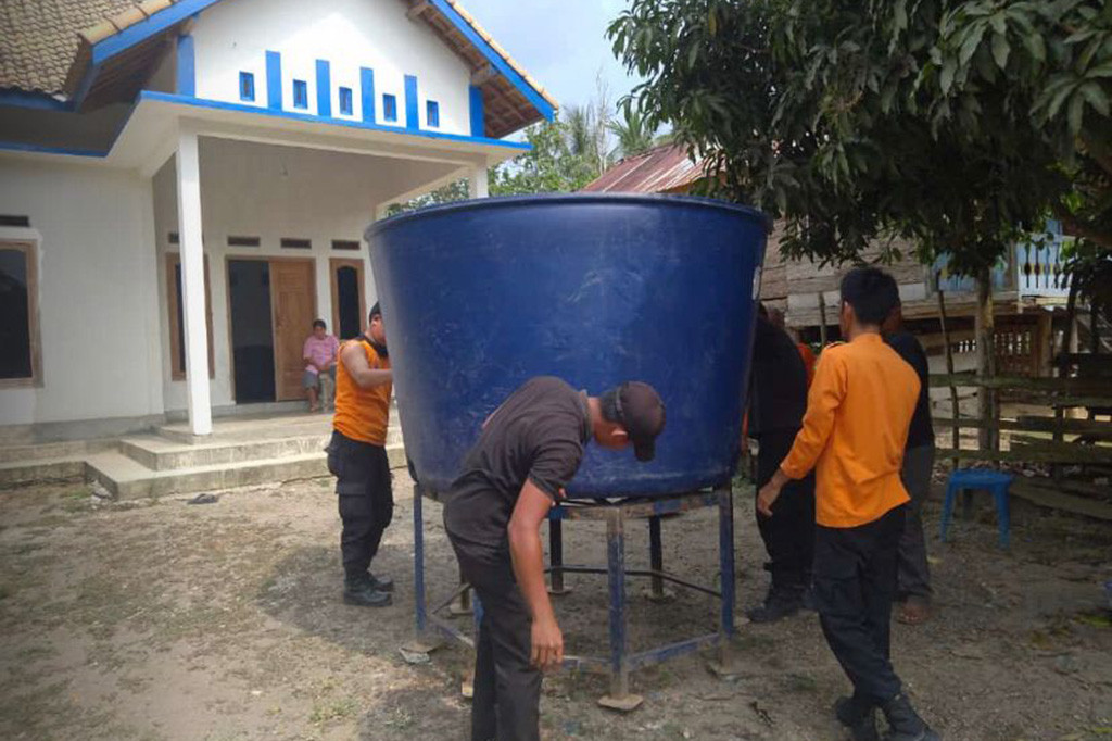 Pemkab Muba memberikan bak penampung air atau tedmond dengan kapasitas 2.000 liter sebanyak 2 unit.