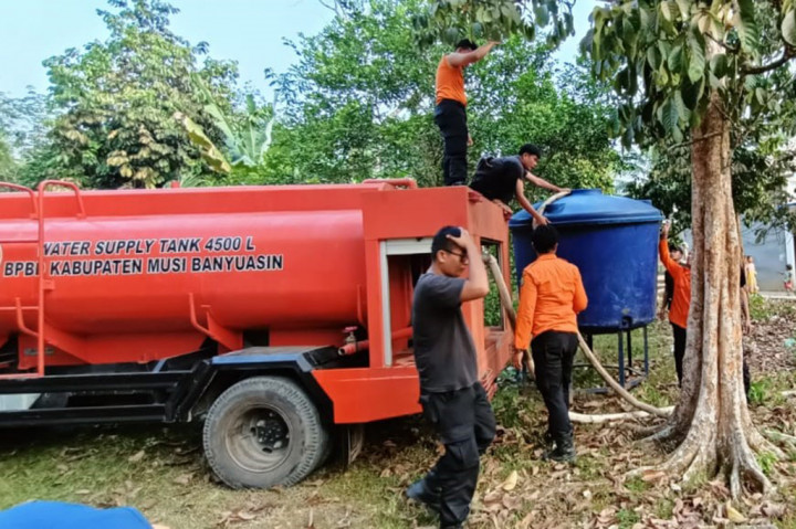 Pemerintah Kabupaten Musi Banyuasin mendapatkan laporan dan informasi warga bahwa beberapa Dusun di Desa Kasmaran Kecamatan Babat Toman Kabupaten Muba kesulitan air bersih. Karena itu, Pj Bupati Apriyadi Mahmud langsung menginstruksikan BPBD Muba bersama stakeholder terkait langsung gerak cepat mendistribusikan air bersih dari PDAM Sekayu.