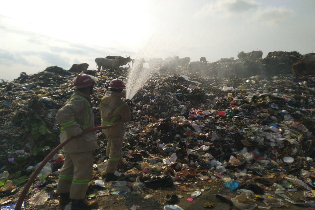 Kepala Dinas Lingkungan Hidup (DLH) Kota Tasikmalaya, Deni Dyana mengatakan, musim kemarau yang terjadi di berbagai daerah Dinas Lingkungan Hidup bersama Komunitas Forum Panglayungan dan Badan Penanggulangan Bencana Daerah (BPBD) selama ini berupaya melakukan penyemprotan cairan ekoenzim. 
