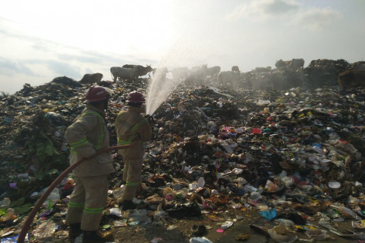 Kepala Dinas Lingkungan Hidup (DLH) Kota Tasikmalaya, Deni Dyana mengatakan, musim kemarau yang terjadi di berbagai daerah Dinas Lingkungan Hidup bersama Komunitas Forum Panglayungan dan Badan Penanggulangan Bencana Daerah (BPBD) selama ini berupaya melakukan penyemprotan cairan ekoenzim. 