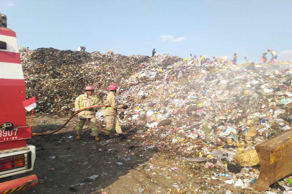 Penyemprotan tersebut, dilakukannya untuk mengurangi risiko kebakaran di area tempat pembuangan akhir (TPA) Ciangir.